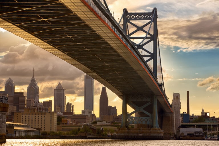 ben franklin bridge and philadelphia pa skyline